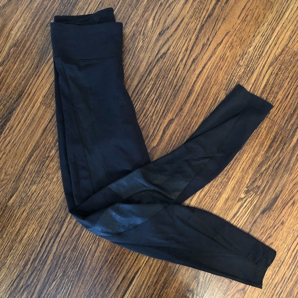 Nike Dri-Fit small black leggings with mesh detail - Picture 4 of 7